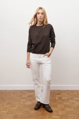 Pantalón de corte recto color caramelo, con bolsillos laterales y cierre frontal.