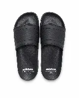 Chanclas de goma color azul, con tira ancha texturizada, plantilla con relieve y logo de la marca Mistral.