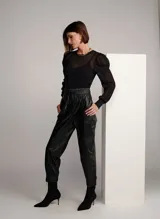 Pantalón jogger de cuero negro, con cintura elástica ajustable con cordón, bolsillos delanteros y traseros, bajos con elástico y aberturas de cremallera frontal.