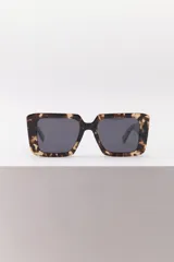 Lentes de sol cuadrados con montura gruesa de carey y lentes grises.