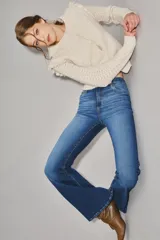 Jean de corte acampanado con tiro alto, confeccionado en denim azul con lavado medio y costuras a tono.