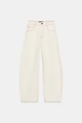 Jeans de tiro medio con diseño barrel, pernera holgada que se estrecha hacia el tobillo y cinco bolsillos. Presenta costuras en color rojo a contraste y cierre frontal con cremallera y botón.
