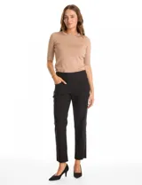 Pantalon de vestir negro de corte slim fit, con pretina ancha elastizada y diseño pull-on sin cierres ni botones. Cuenta con cinco bolsillos funcionales y un largo que llega hasta el tobillo.