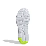 Championes Adidas Cloudfoam Move de color gris, con diseño de malla transpirable, las icónicas tres tiras laterales en tono plateado y detalles en verde lima en la lengüeta y la mediasuela. Cuenta con tecnología de amortiguación Cloudfoam Walk para mayor confort.