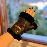 Mitones negros de cuero con borde de piel sintética negra.