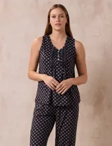 Conjunto de pijama marca René Rofé, compuesto por musculosa con escote en V y botones, y pantalón capri con cintura elastizada, ambos de tejido soft estampado.