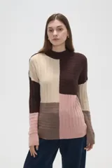 Sweater de punto con diseño de bloques de color en tonos marrón, beige y rosado, de corte holgado, cuello alto y mangas largas.