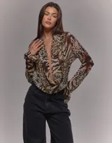 Blusa de manga larga y tejido liviano con estampado animal print combinado. Presenta escote drapeado profundo y mangas acampanadas.