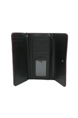 Billetera Trendy color fucsia con cierre de solapa y botón a presión. Incluye correa de mano amarilla y dije de cuerda rosa y naranja.