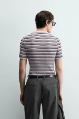 Camiseta de punto canalé slim fit, con cuello redondo y manga corta. Presenta un estampado de rayas horizontales en blanco, negro y rosado.