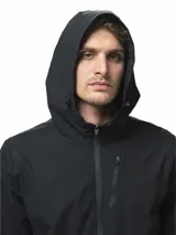 Campera rompevientos negra con capucha ajustable, cierre frontal completo, dos bolsillos laterales con cierre y un bolsillo adicional en el pecho con cierre.