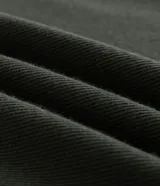 Pijama corto masculino compuesto por una musculosa de lino color verde oscuro y una bermuda de algodón, poliéster y lino color gris melange con lazo ajustable en la cintura.