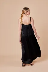 Vestido largo blanco de satén y viscosa, con breteles finos regulables y escote en V.