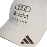 Gorra tipo béisbol color blanco con visera curva. Presenta el logo de Audi, el nombre Revolut y la inscripción F1 TEAM bordados en el frente, junto con el logo de adidas en la visera y el logo de Audi en el lateral.