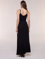 Vestido maxi de modal marca As U Wish, de color negro, con escote redondo, tirantes finos regulables y cintura elástica fruncida.