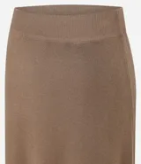 Pollera midi de corte evasé confeccionada en punto, con cintura elástica y caída fluida.