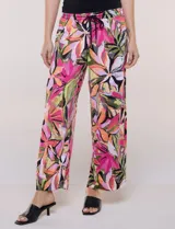 Pantalón estampado de caída fluida y calce relajado, con cintura alta elastizada, cordón ajustable con punteras metálicas y pierna de corte ancho.