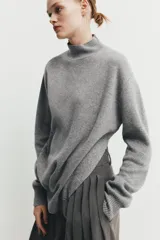Jersey de punto con cuello perkins y manga larga, de diseño liso y corte clásico.