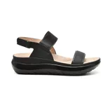 Sandalias negras de plataforma con dos tiras anchas horizontales y una tira trasera con hebilla ajustable.
