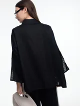 Camisa de lino roja con silueta amplia y mangas 3/4. Diseño con tiras de color rosa en contraste en la cartera, mangas y cuerpo. Tiene tajos laterales y ruedo irregular en el frente.