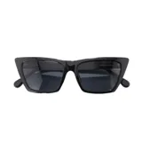 Lentes de sol Sunski modelo Fiorella, con armazón negro de diseño rectangular y estilo cat-eye, y lentes oscuras polarizadas color slate.