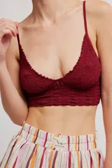 Bralette de encaje negro con copas triangulares, escote festoneado, tirantes finos regulables y banda inferior elastizada.