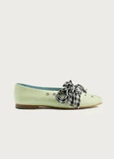 Bailarina de piel natural en color verde menta, con diseño de punta redondeada y detalle de ojales metálicos. Incluye un lazo desmontable de tela con estampado de cuadros vichy en blanco y negro.