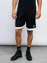 Short deportivo Umbro negro con cintura elástica y ribete blanco en el ruedo.