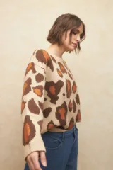 Sweater de punto color verde claro con estampado animal print en tonos marrones.