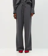 Pantalón sastre de corte wide leg en tejido crepé color marrón chocolate. Presenta una silueta recta y fluida, con cintura elástica y lazo ajustable para un calce cómodo.