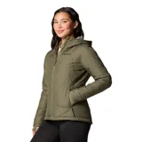Campera técnica con capucha, color verde oliva, con diseño acolchado y cierre frontal. Cuenta con tecnología termorreflectante, bolsillos laterales con cierre y puños con orificios para el pulgar.