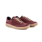 Championes de estilo urbano con diseño combinado en cuero negro y paneles laterales con estampado animal print tipo leopardo. Presenta detalle en color dorado en el talón, cierre con cordones negros y suela de goma en tono natural.