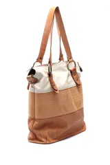 Cartera de hombro confeccionada en cuero negro, combinando texturas lisas y con relieve tipo croco. Presenta herrajes metálicos dorados, detalles de tachas decorativas en las correas y cierre superior.
