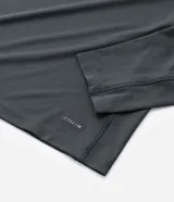 Remera deportiva de manga larga Get Over, confeccionada en tejido técnico con tecnología Dry y protección UV 30+. Presenta cuello redondo, corte regular y acabado con textura sutil.