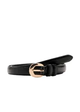Cinturón de poliuretano color negro, de diseño clásico, con hebilla metálica dorada.
