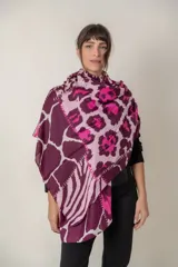 Pañuelo rectangular de viscosa con estampado animal print en tonos de azul y celeste.