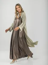 Kimono largo color verde oliva, con mangas anchas y bordes de satén.