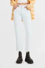 Pantalón jean celeste claro, corte recto, tiro alto y largo cropped con terminación desflecada.