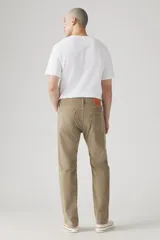 Pantalón de corduroy de corte regular fit y tiro medio, en color beige.