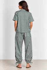 Pantalón de algodón a rayas verde oscuro y blanco, de corte holgado estilo globo con cintura elástica, bolsillos laterales y bajos ajustables con cordón.