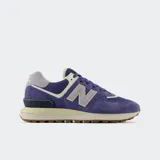 Championes urbanos New Balance modelo 574 Legacy, color violeta con detalles en beige y gris, confeccionados en gamuza y malla, con logo "N" característico en los laterales y entresuela ENCAP.