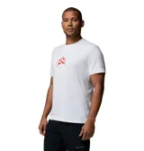 Remera técnica Columbia para hombre, color blanco, de manga corta y cuello redondo. Presenta un pequeño estampado gráfico rojo en el pecho con diseño de montañas y el logotipo de la marca.