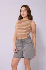 Short de jean gris de tiro alto con bolsillos delanteros y traseros.