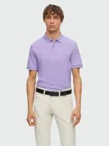 Polo de manga corta confeccionada en algodón piqué, con cuello clásico, cierre frontal de dos botones y logo de la marca bordado en el pecho.