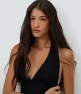 Vestido midi de encaje marrón con diseño halter, escote profundo, cintura ajustada y caída fluida.