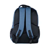 Mochila Umbro azul melange con estampa geométrica y logo de la marca en celeste en el frente. Cuenta con múltiples compartimentos con cierre.