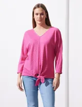 Blusa rosa con escote en V, mangas 3/4 japonesas y nudo en el ruedo.