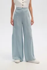 Pantalon de lyocell de tiro alto y corte ancho, con diseño de pinzas frontales y costuras verticales decorativas.