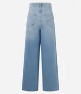 Pantalón de jean estilo pantalona con cintura alta, corte amplio desde el cuadril y cinco bolsillos funcionales. Presenta cierre frontal con botón y cremallera, además de un detalle de charm metálico en la cintura.