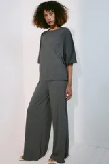 Remera oversize gris melange de tejido fluido, con cuello redondo y mangas cortas amplias.